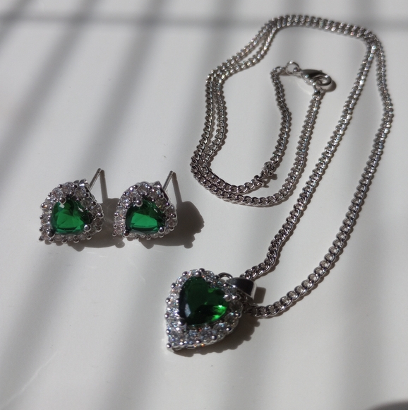 Elegant Silver and Green Heart Necklace - Picture 8 of 17